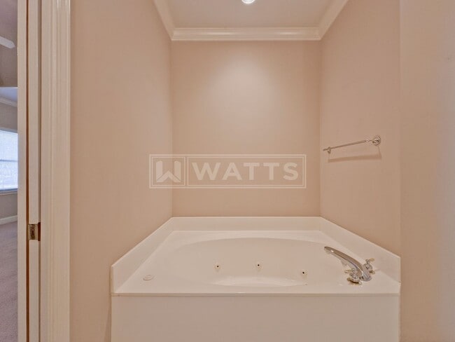 Building Photo - Spacious 3-Bed, 2-Bath Riverchase Garden Home