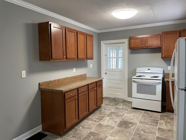 Building Photo - 3 BED, 1 BATH HOME, $1,300 MONTH, $1,300 DEPOSIT!!