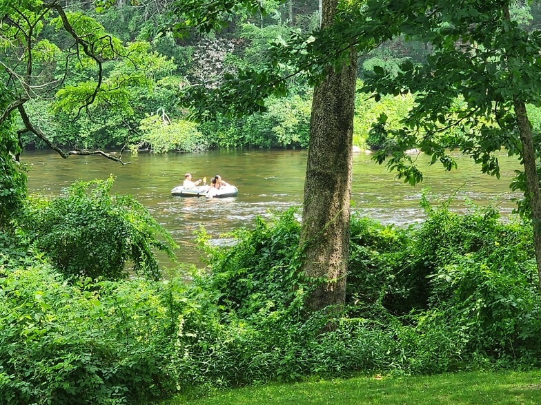 Building Photo - 220 Main St