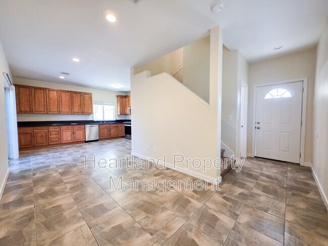 Building Photo - 690 N Grape St