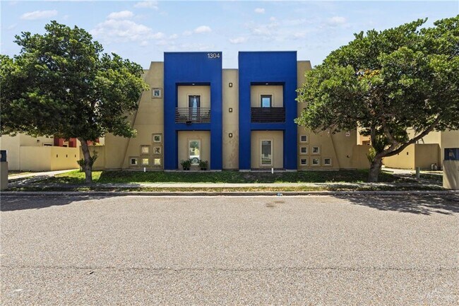 Building Photo - 1304 E Camellia Ave