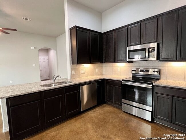 Building Photo - Come Home to Comfort & Style in Seguin!