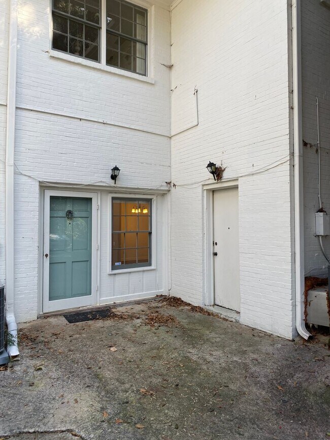 Building Photo - 432 Collier Rd NW
