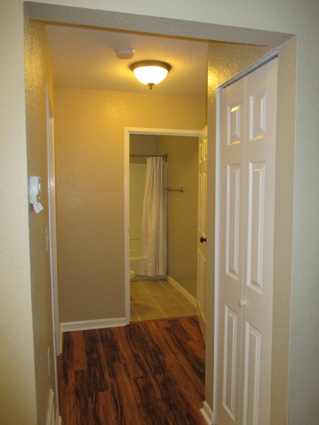 Building Photo - 2bed/1bath condo in convenient location......