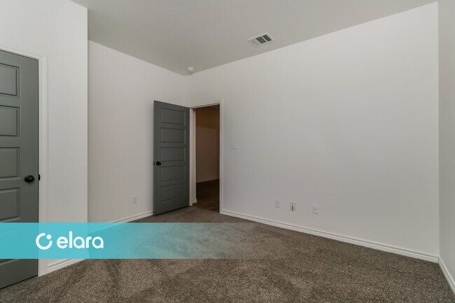 Building Photo - 2123 Hornbeam St