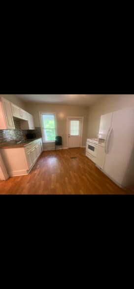 Building Photo - 21 Haendel St