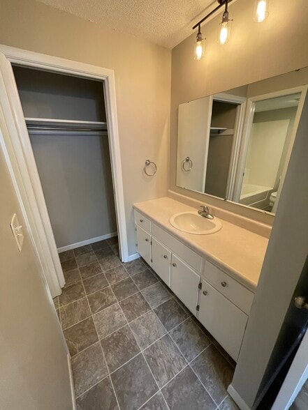 Building Photo - 441 Woodside Trail