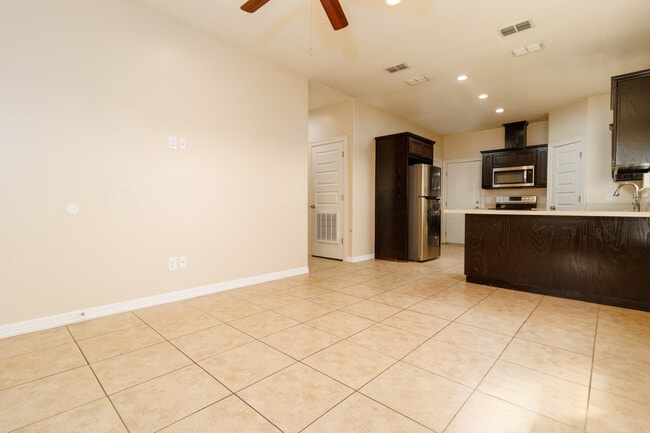 Building Photo - 2706 E Garfield Ave