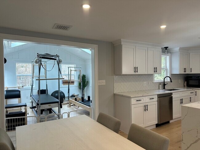 Building Photo - 456 Parsonage St