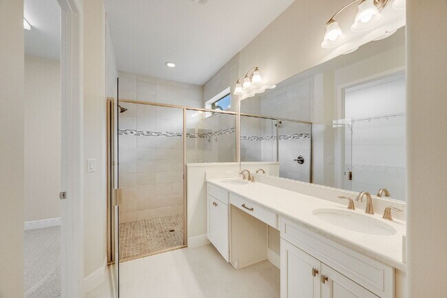 Building Photo - Loren Cove Villa