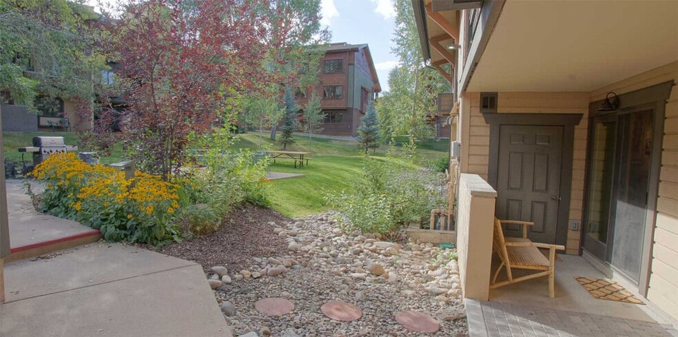 Building Photo - 2700 Village Dr