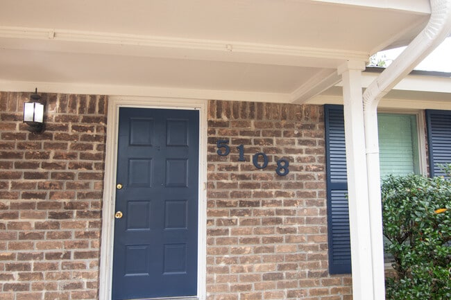 Building Photo - 5108 Twin Oaks St