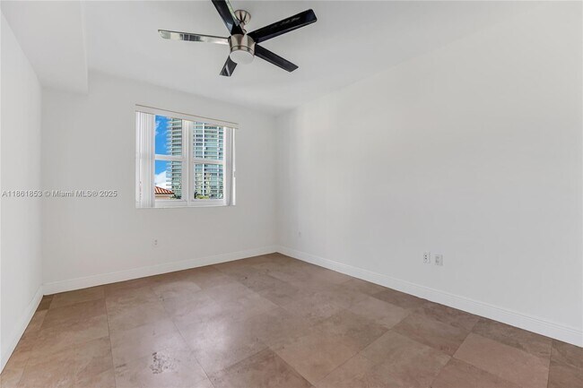 Building Photo - 19900 E Country Club Dr