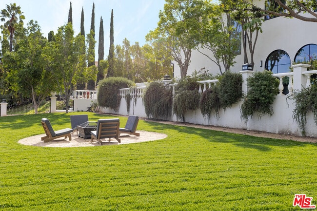 Building Photo - 5192 Parkway Calabasas