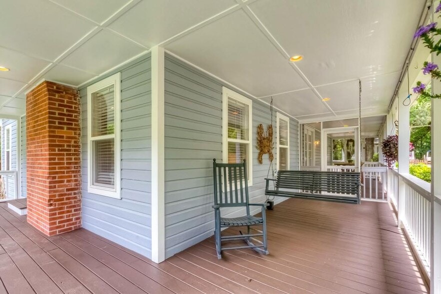 Nothing says relaxing like a porch swing! - 408 Woodland Shores Rd