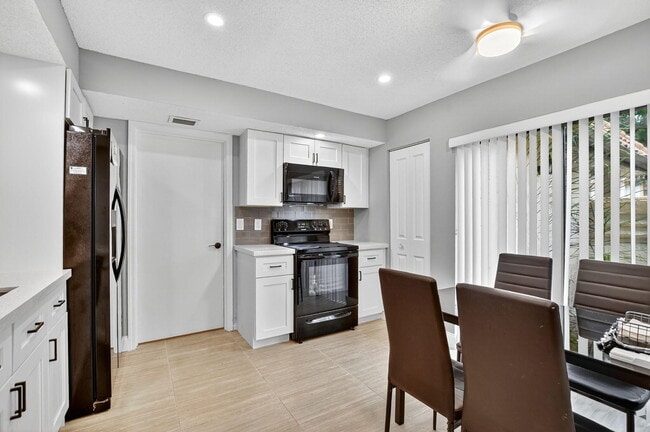 Building Photo - 7773 La Mirada Dr