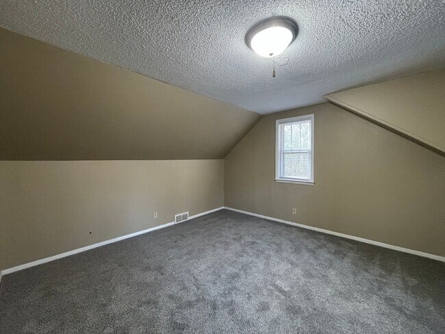 Building Photo - 4 bedroom, 2 bathroom home in the peaceful community of Mahtomedi access to White Bear Lake