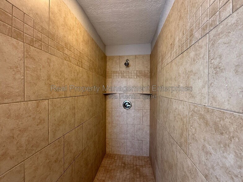 Building Photo - 1071 Castlebury Mansion