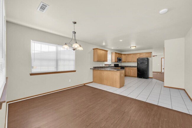 Building Photo - Ready to move in
