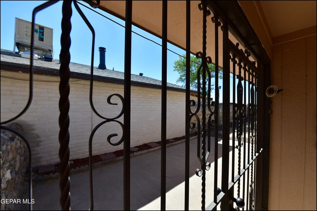 Building Photo - 2629 Lake Victoria Dr