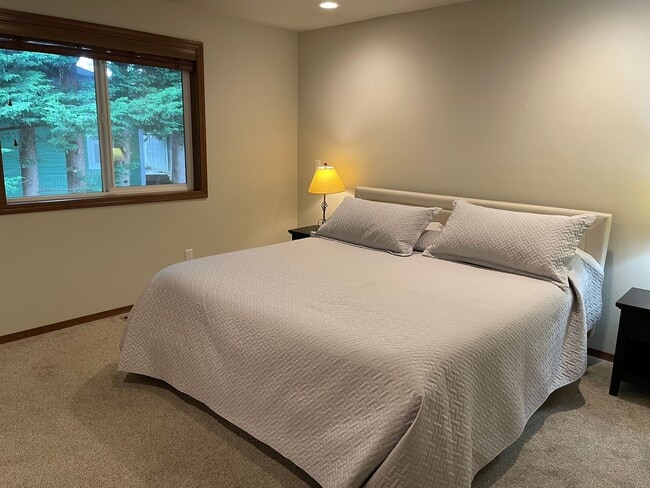 Building Photo - Lovely Single Level Holmes Harbor Home!