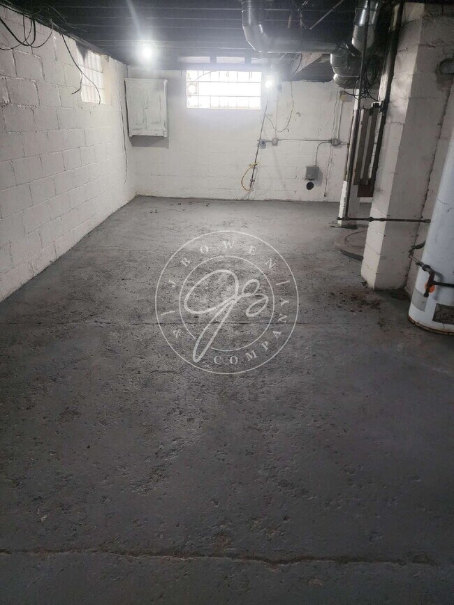 Building Photo - 1400 sq ft. 3 bed home in South Toledo! Many updates throughout