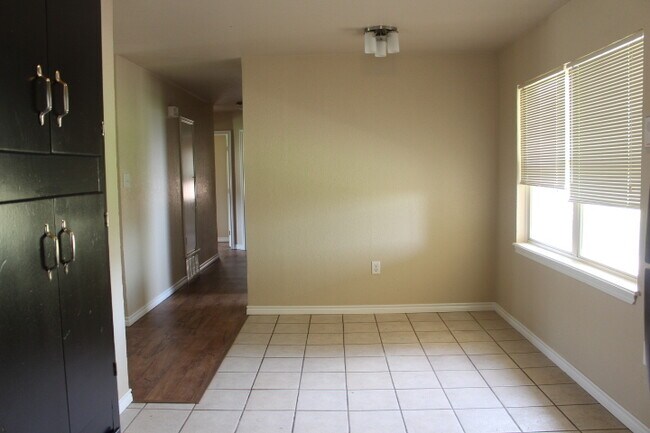 Building Photo - Pet friendly!!