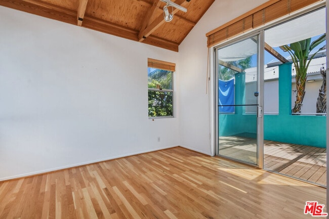 Building Photo - 656 Angelus Pl