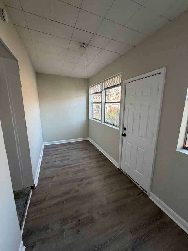 Building Photo - 5041 Lindenwood Ave