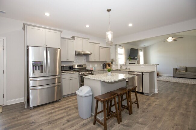 Building Photo - "Spacious 4-Bedroom Gem with 3 Full Baths - 2344 Sq Ft of Comfort on Stackhouse Drive!"