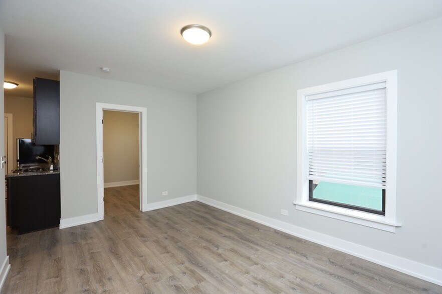 Building Photo - 735 W Brompton Ave