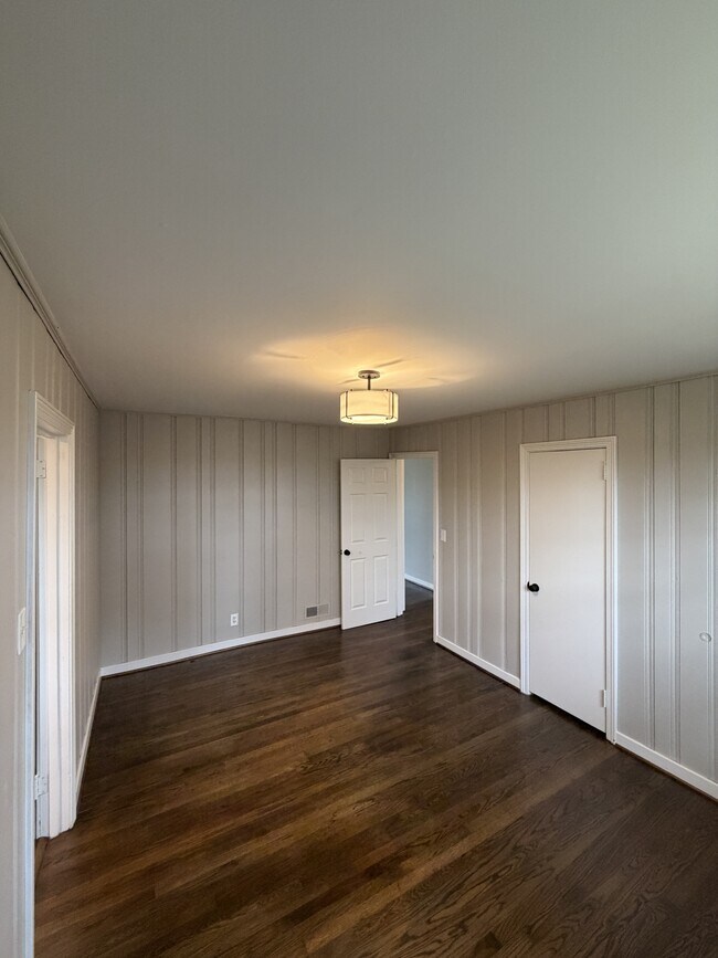 Building Photo - 853 Shades Crest Rd