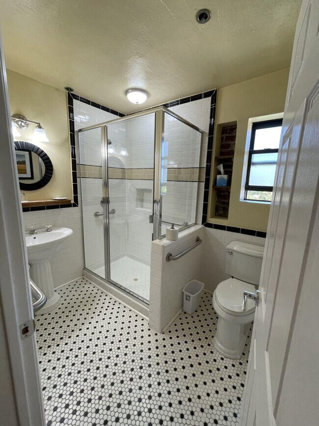 Building Photo - 300 Main St