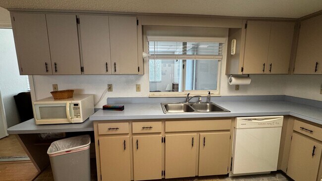 Building Photo - 11410 SW 85th Ct