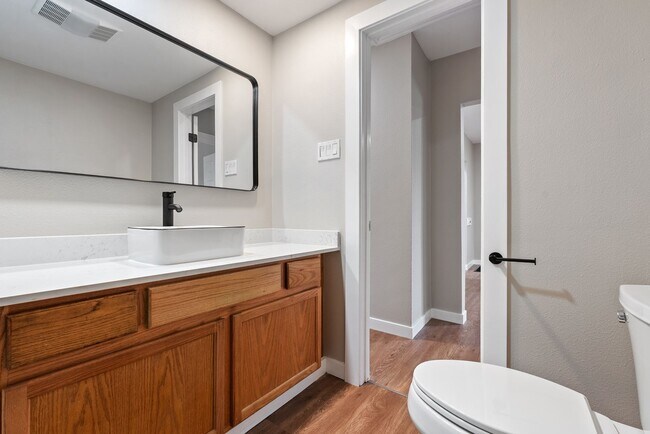 Building Photo - Spacious 5-bed, 2.5-bath home available in SE Portland