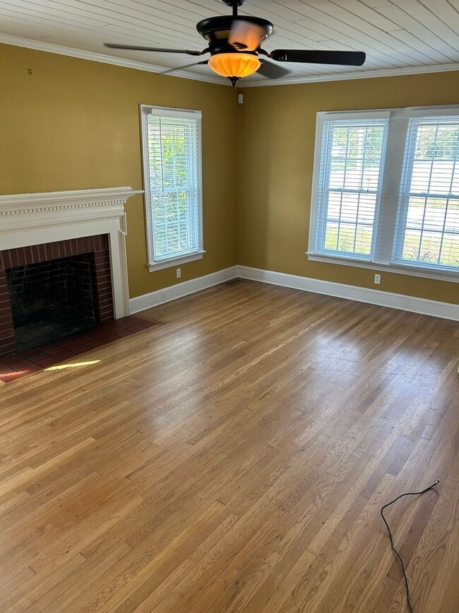 Building Photo - CHARMER LOCATED IN THE HEART OF DOWNTOWN CONWAY