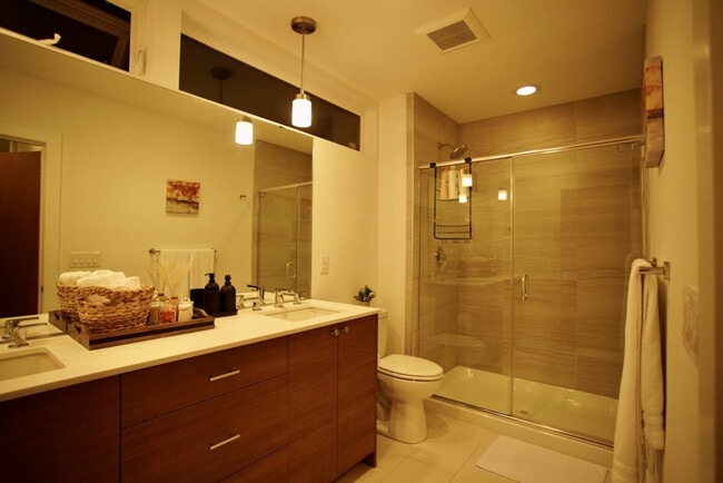 Building Photo - 1505 E Spruce St