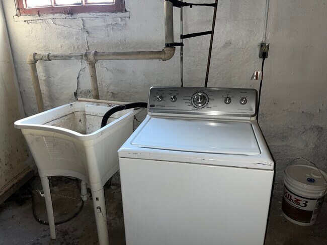 Building Photo - 835 Easton St