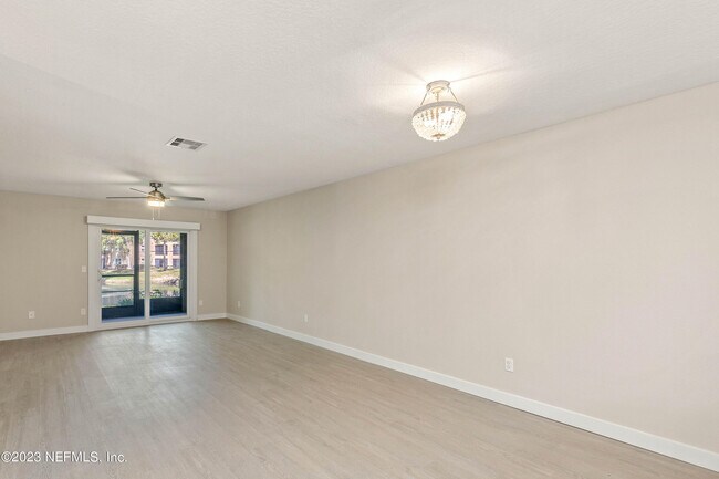 Building Photo - 5 Arbor Club Dr