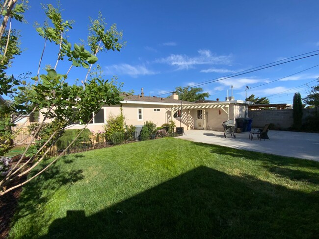 Building Photo - 3 Bedroom Updated Single Story Home Availa...