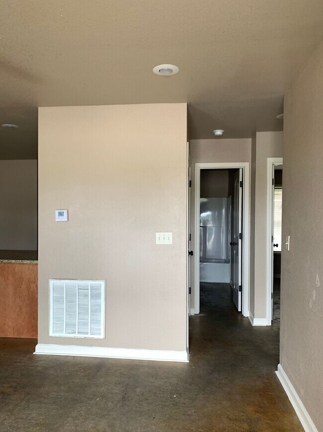 Building Photo - "Charming 2-Bedroom Gem with Granite Touches in Jonesboro!"