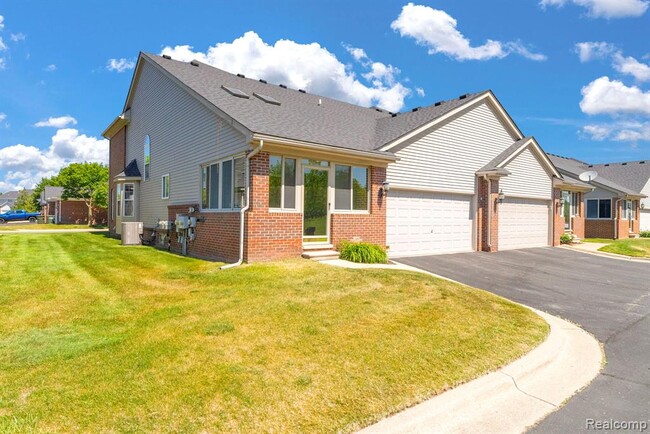 Building Photo - 42682 Park Cresent Dr