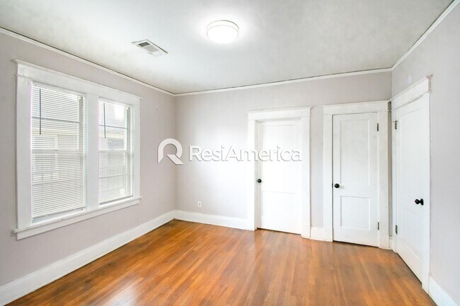 Building Photo - Classic Bungalow in a Convenient Location!
