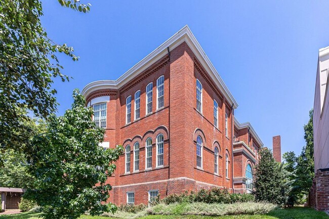 Building Photo - Stunning Capitol Hill One-Bedroom!