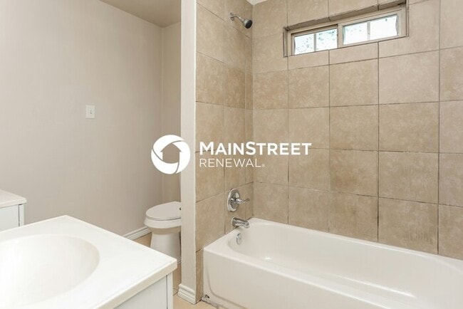 Building Photo - 4 Bedroom Pet-Friendly Home in Glenn Heigh...