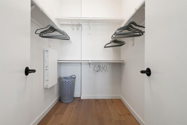 Building Photo - 800 Embassy Dr