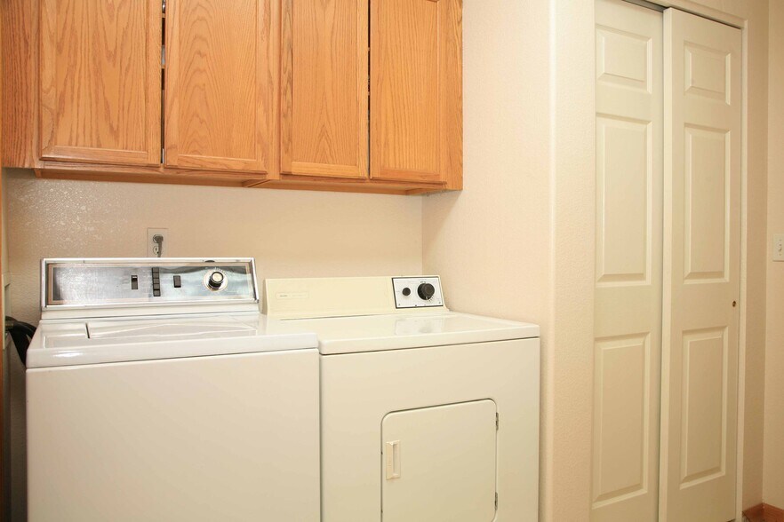 Washer and Dryer in mudroom/pantry - 2052 Glenmoor Dr