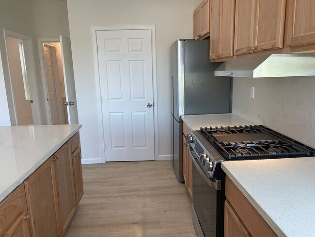 Building Photo - 1 Month Free! Luxury 4 Bedroom Home in Echo Park!