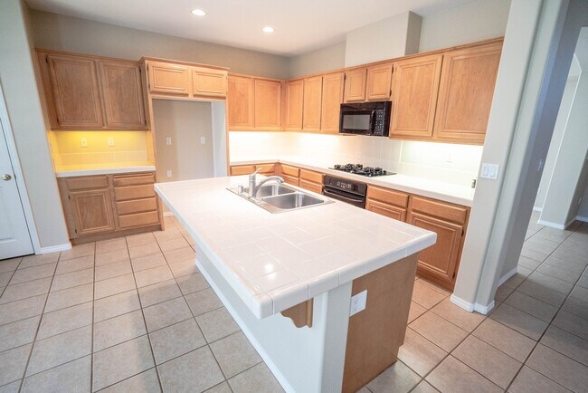 Building Photo - 4 Bedroom Home for Rent in Camarillo!