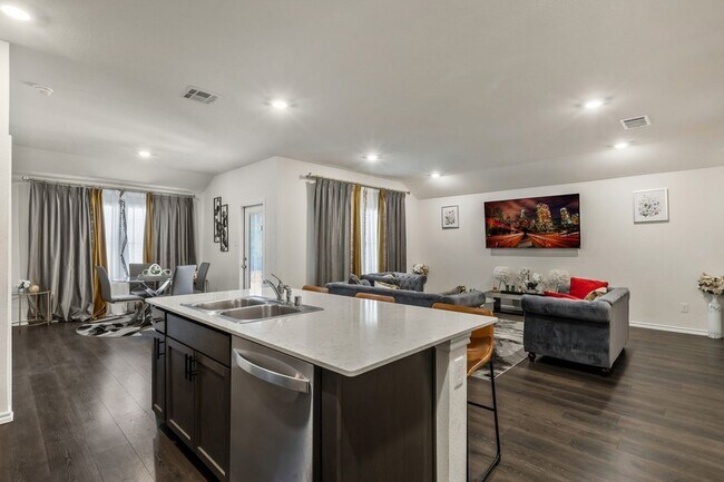Building Photo - 15121 Ace Dr